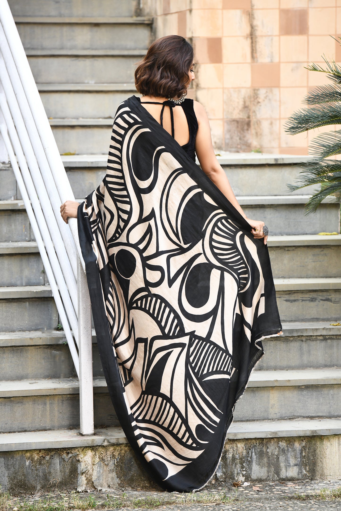 Abstract Black And White Hand Painted Pure Silk Mark Certified Bishnupuri Silk Sarees - Dailybuyys