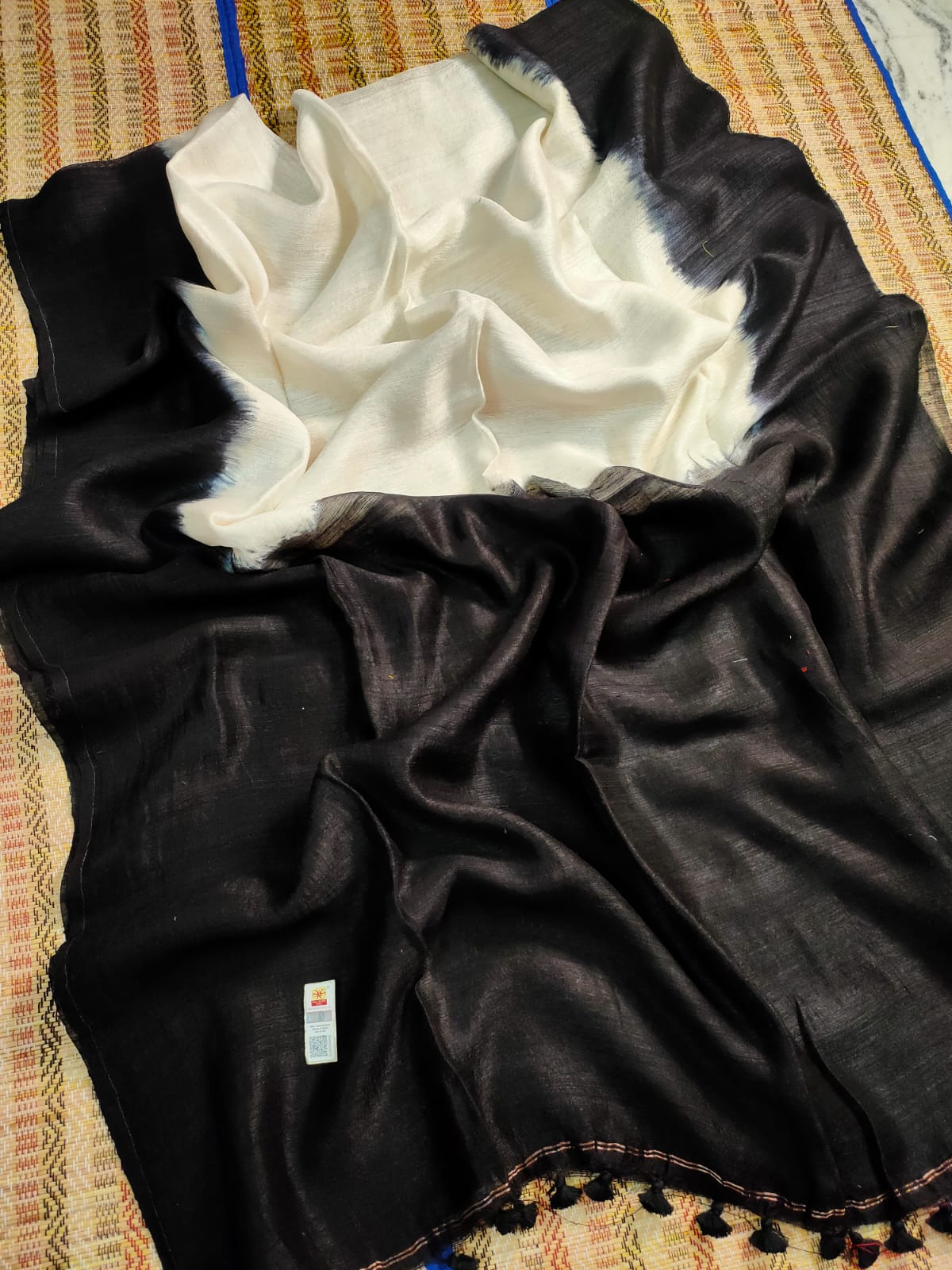 White with Black Border Matka Silk Mark Certified Muslin Sarees - Dailybuyys