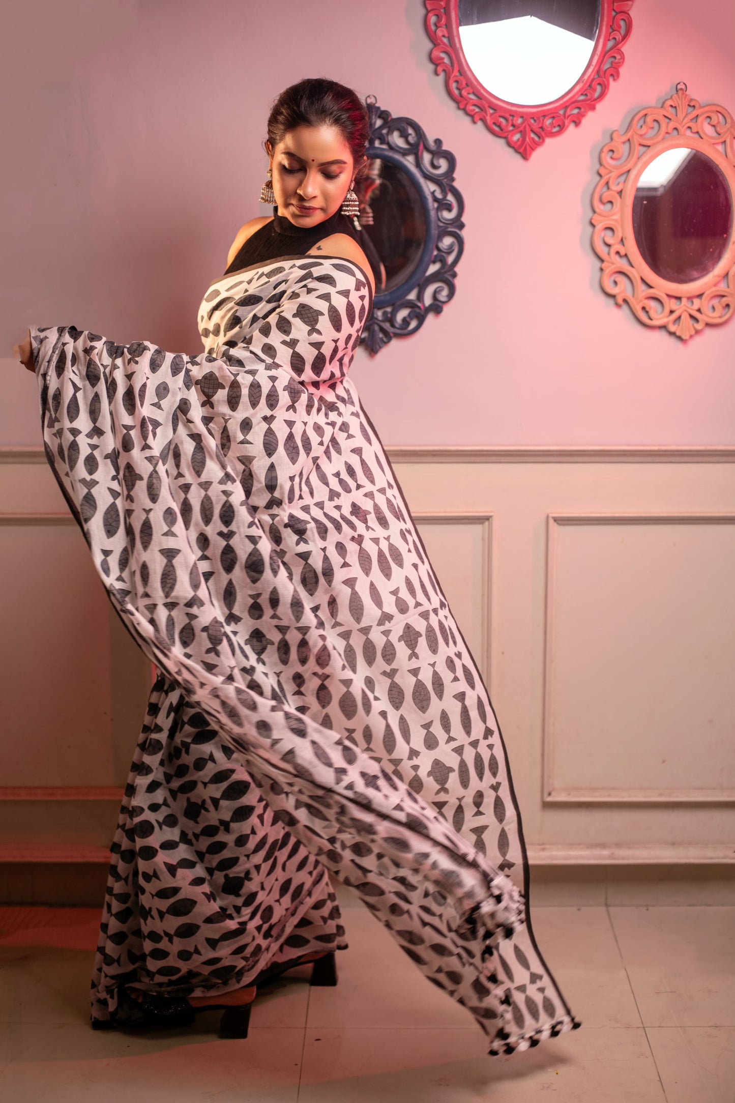 Pure Mul Cotton Black Fish Printed Saree - Dailybuyys