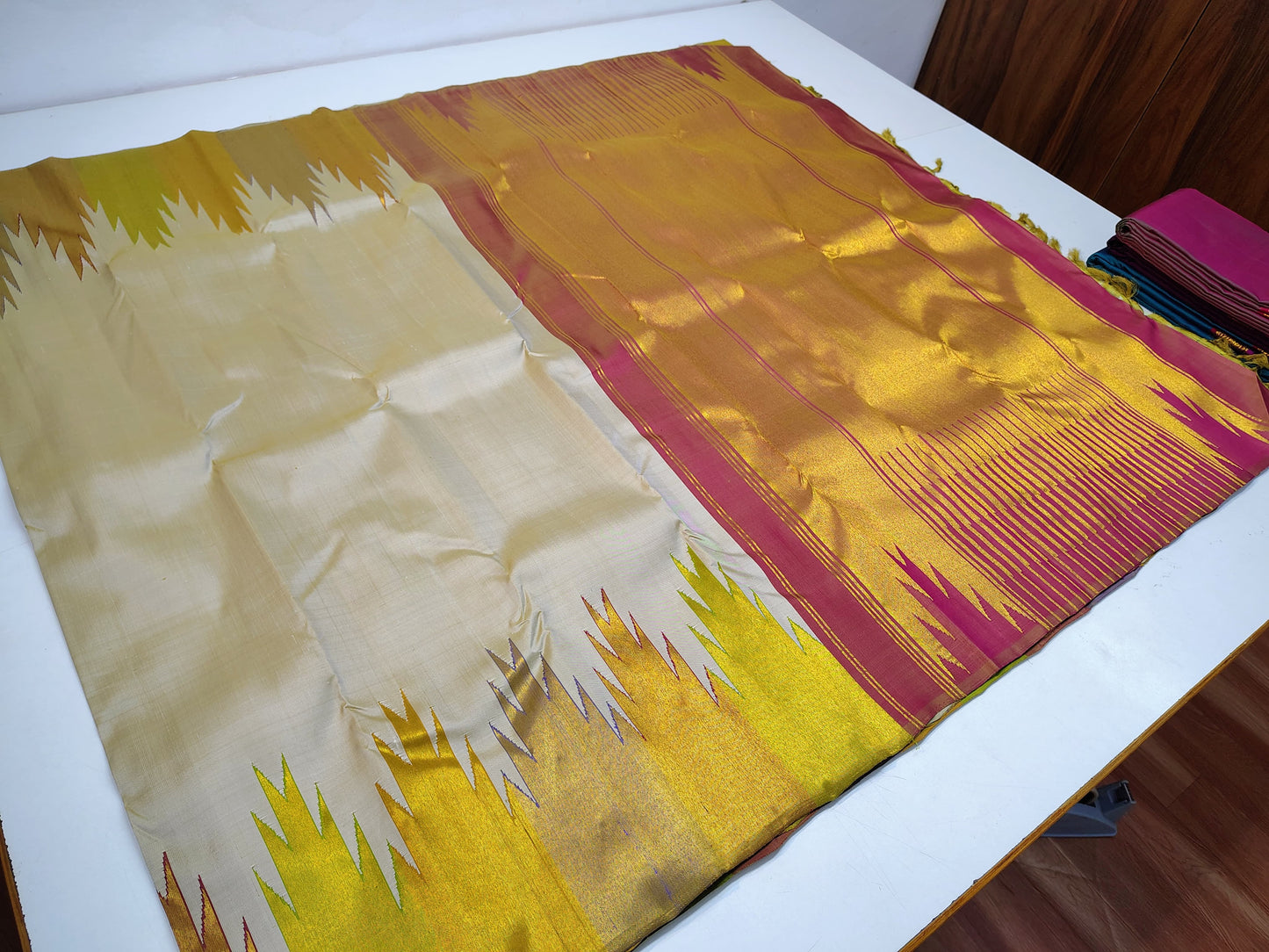 Pure Handloom Zari temple border With Kanjivaram Silk Sarees - Dailybuyys