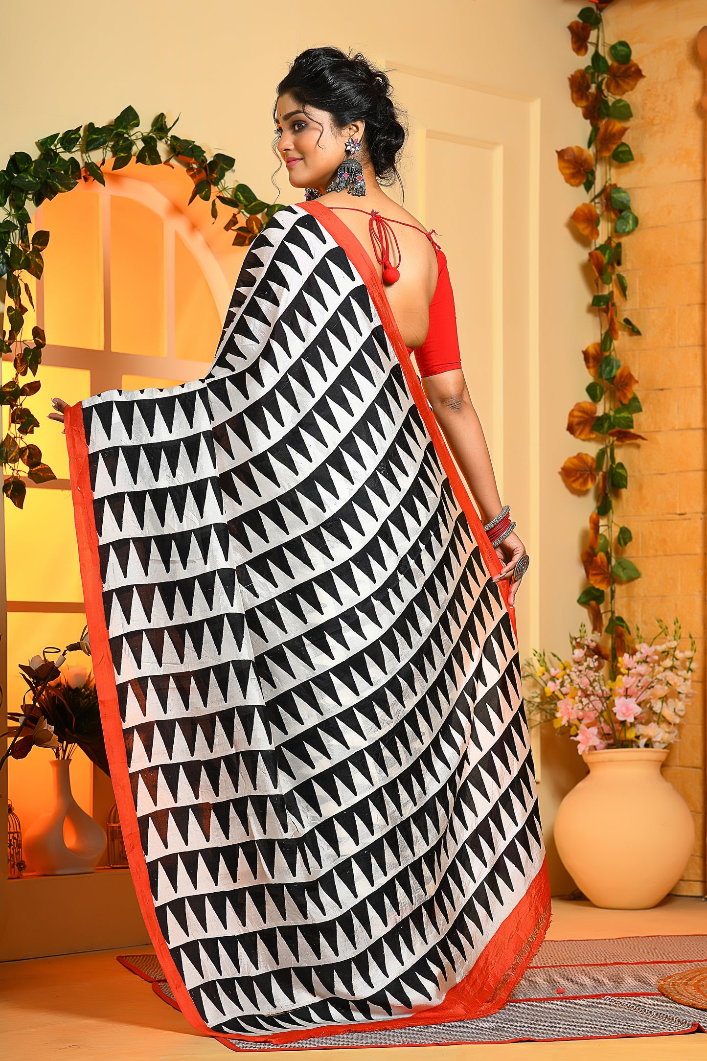 White Black Block Printed Handloom Pure Silk Sarees - Dailybuyys