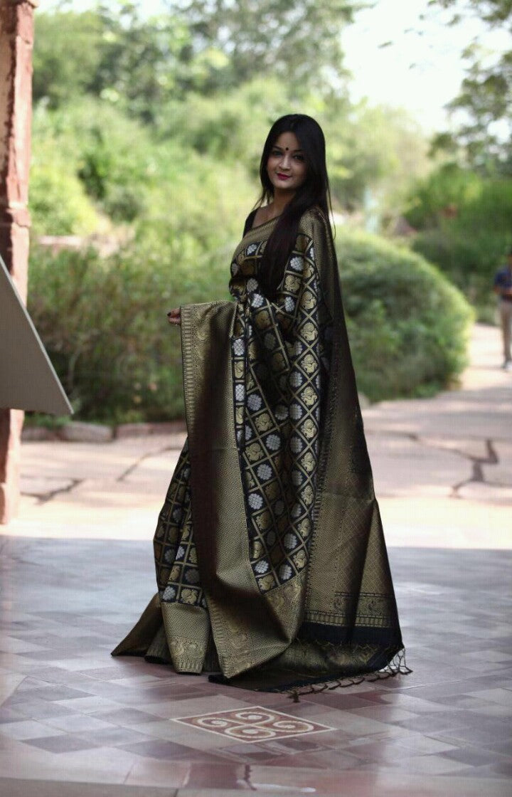 Black Kanjivaram Silk Sarees - Dailybuyys