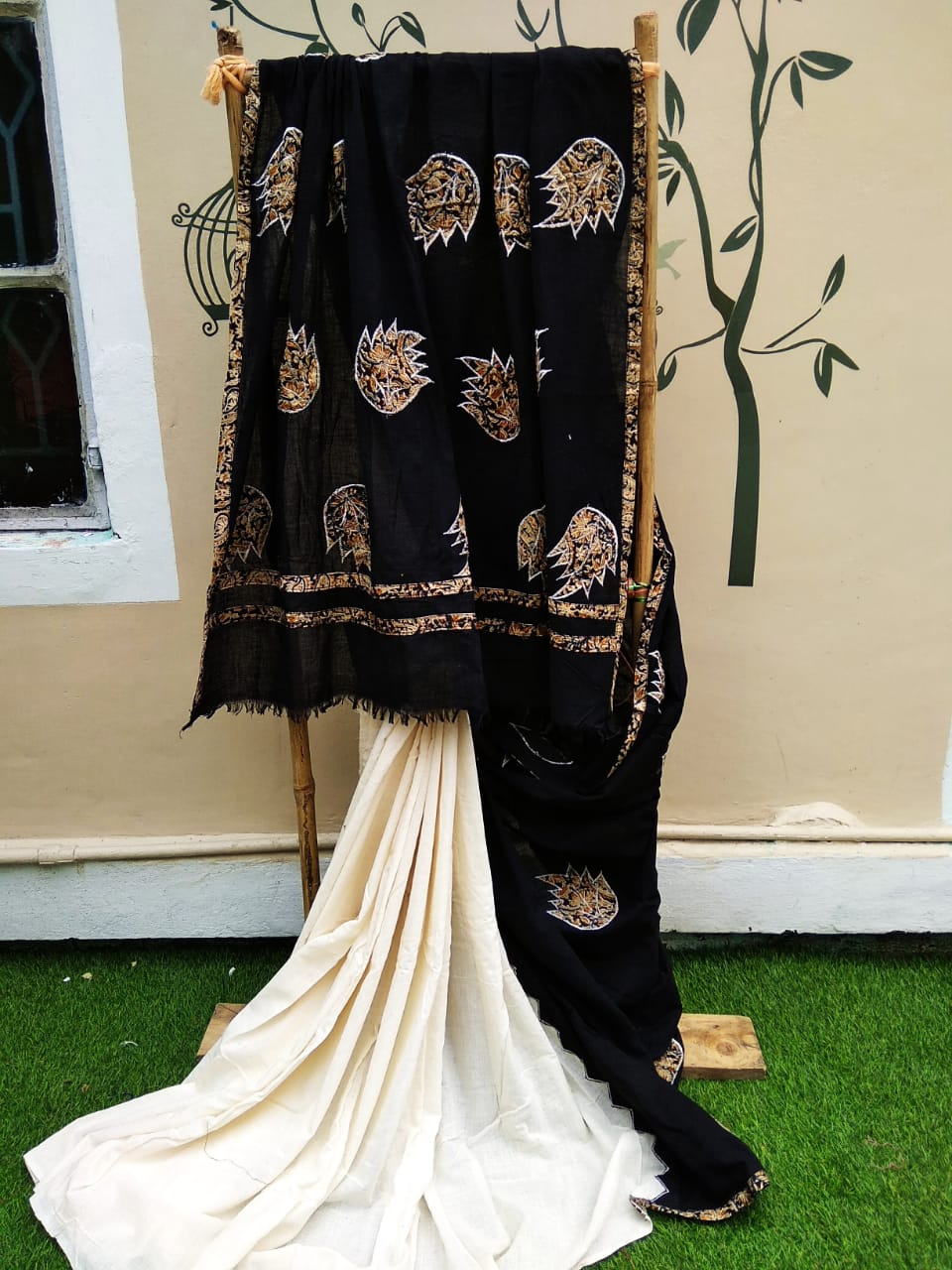 Black Beige Khesh Sarees - Dailybuyys