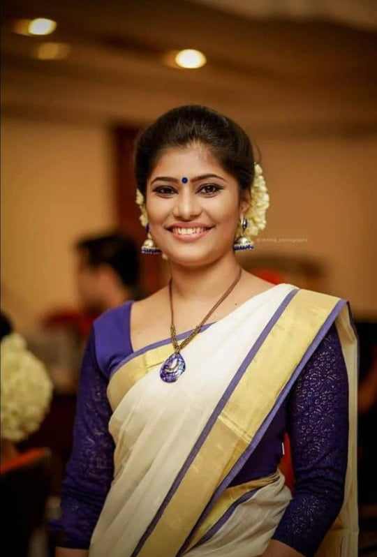 Beige Pure Linen Sarees - Dailybuyys