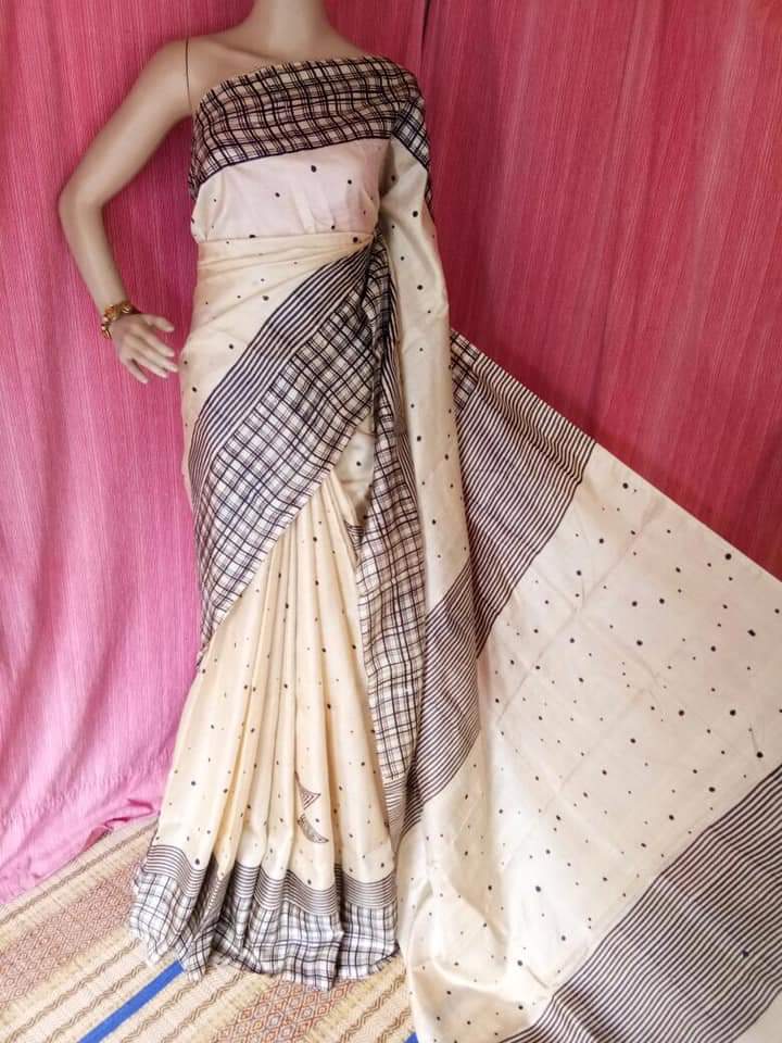 Beige Block Printed Pure Silk Mark Certified Bishnupuri Silk Sarees - Dailybuyys