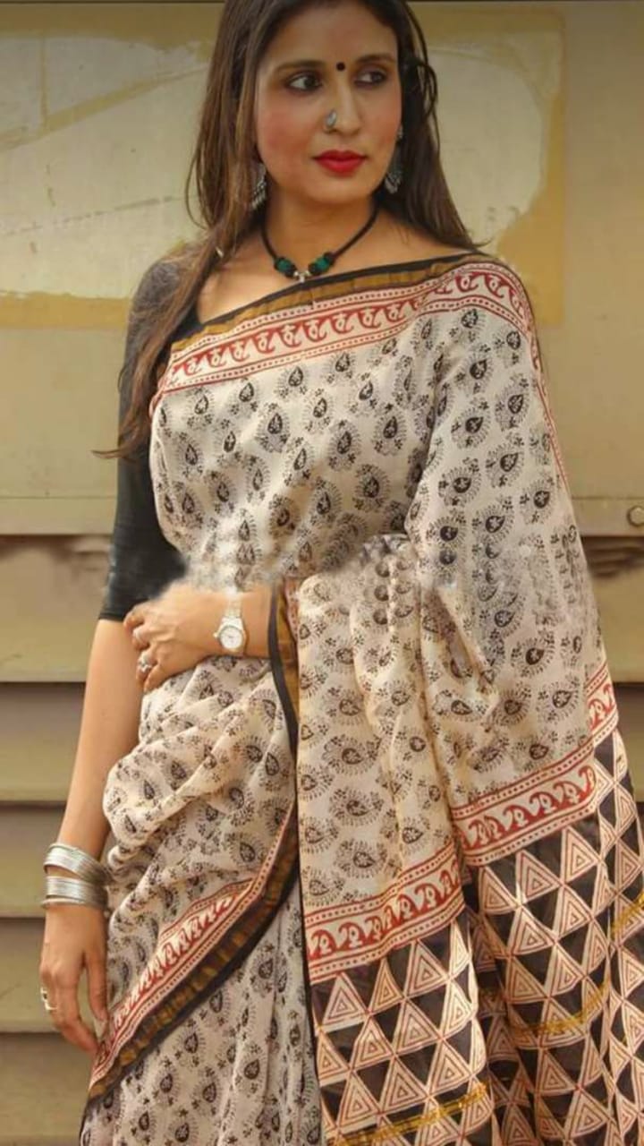 Beige Chanderi Silk Sarees - Dailybuyys