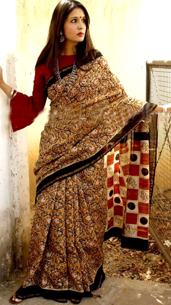 Beige Red Chanderi Silk Sarees - Dailybuyys