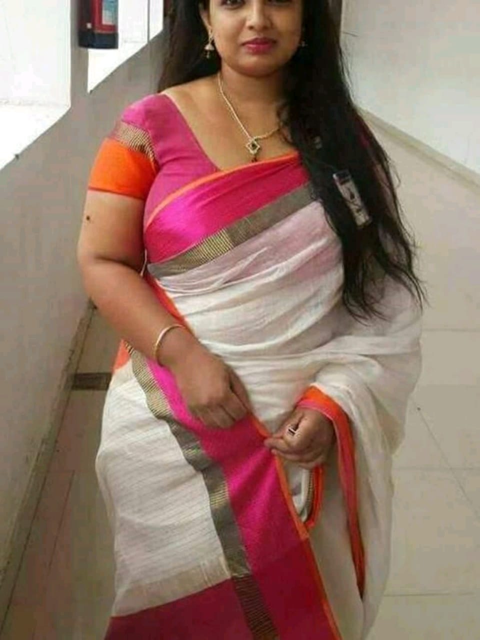 Beige Maheshwari Silk Sarees - Dailybuyys