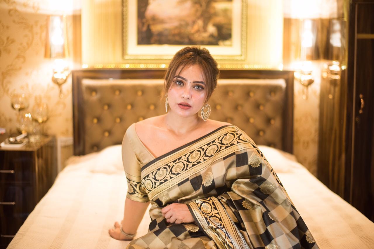 Black Beige Handloom Weaving Banarasi Silk Sarees - Dailybuyys