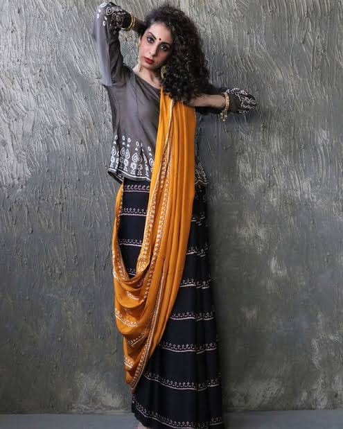 Yellow Black Block Printed Pure Silk Mark Certified Bishnupuri Silk Sarees - Dailybuyys