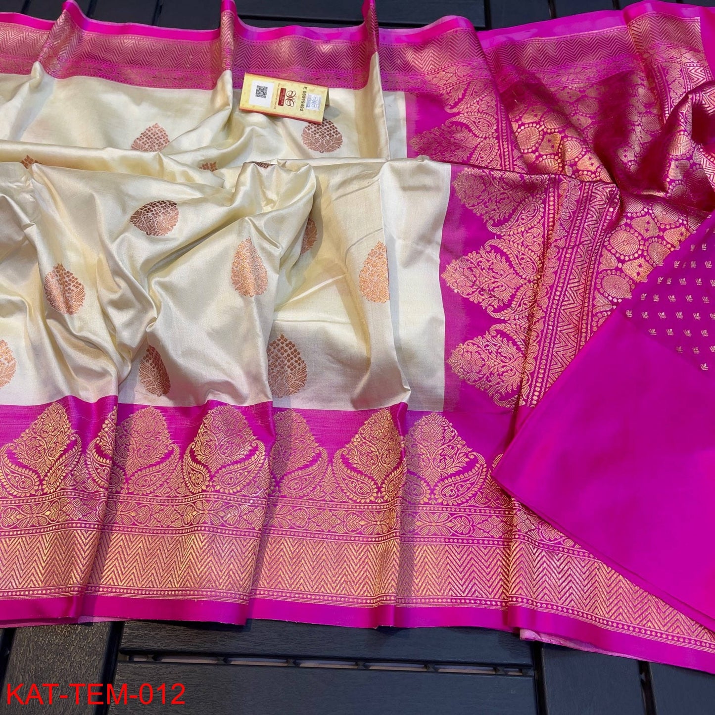 Off white Banarasi Silk Sarees - Dailybuyys