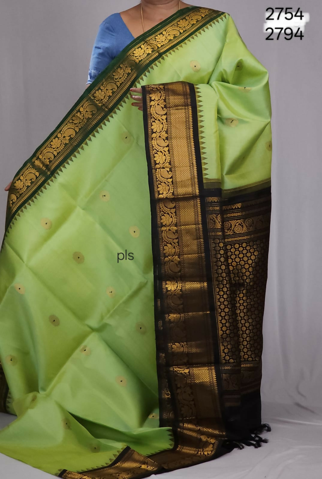 Handloom Gadwal pure silk sarees with kuttu borders contrast pallu and blouse........💛💛💛 Silk mark certified products Price : 23499+ ship each 👇