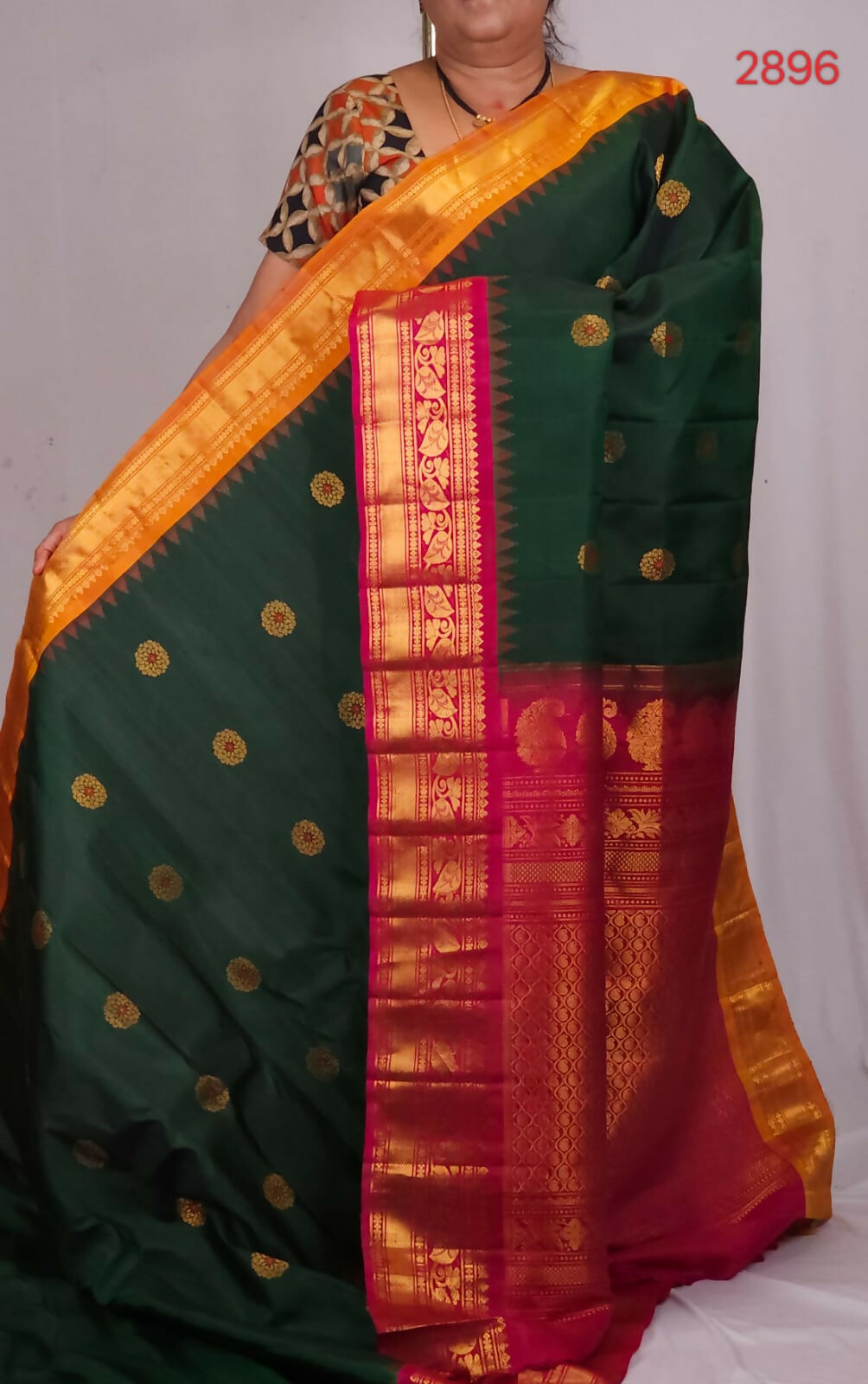 Handloom Gadwal pure silk sarees with kuttu borders contrast pallu and blouse........💛💛💛 Silk mark certified products Price : 23499+ ship each 👇