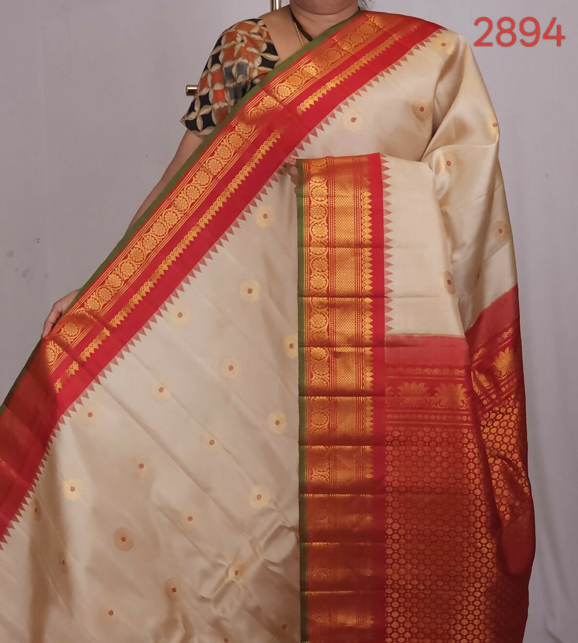 Handloom Gadwal pure silk sarees with kuttu borders contrast pallu and blouse........💛💛💛 Silk mark certified products Price : 23499+ ship each 👇