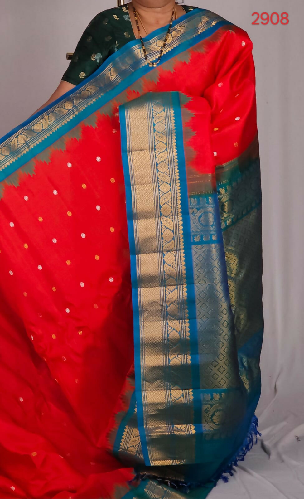 Handloom Gadwal pure silk sarees with kuttu borders contrast pallu and blouse........💛💛💛 Silk mark certified products Price : 23499+ ship each 👇