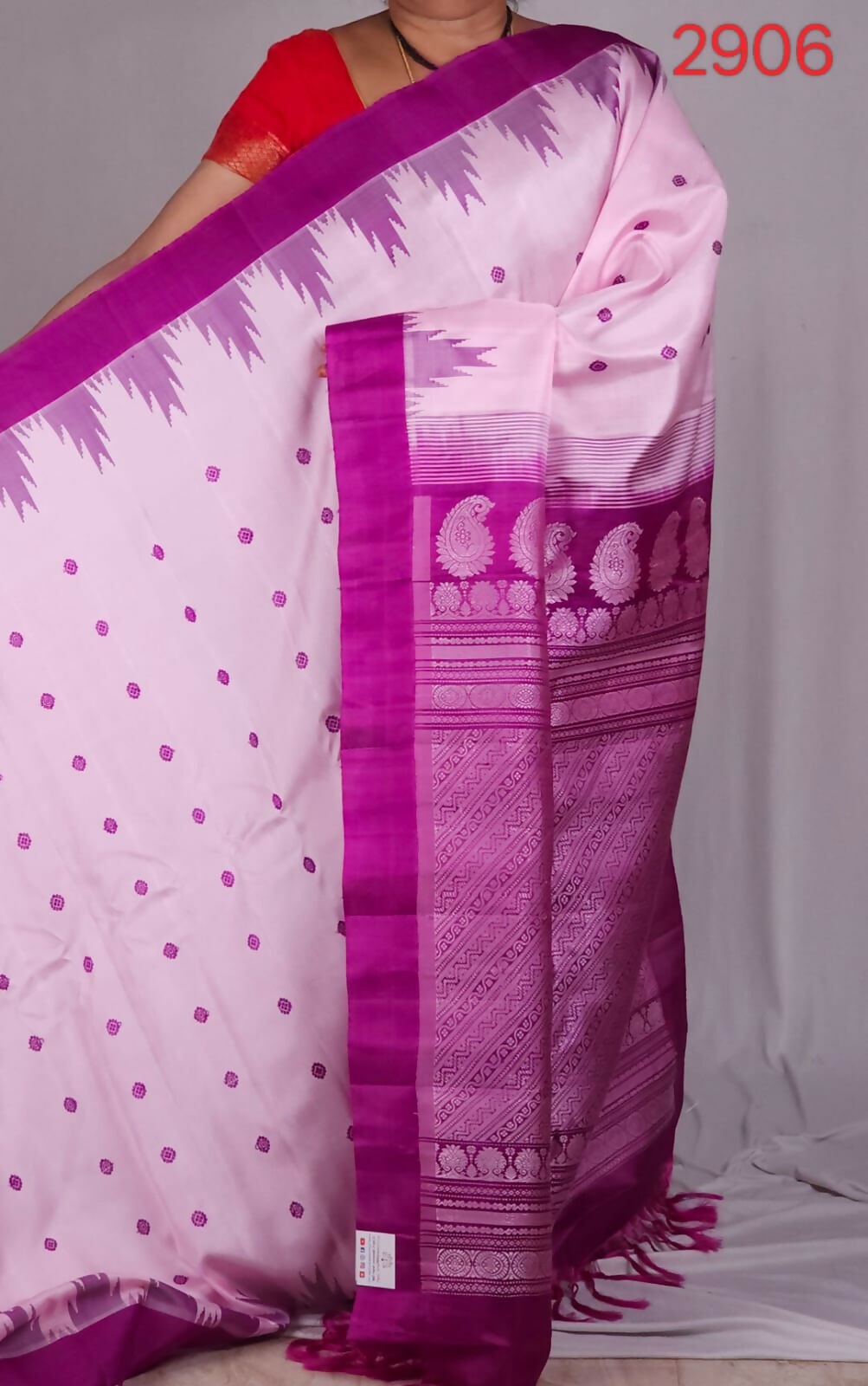 Handloom Gadwal pure silk sarees with kuttu borders contrast pallu and blouse........💛💛💛 Silk mark certified products Price : 23499+ ship each 👇