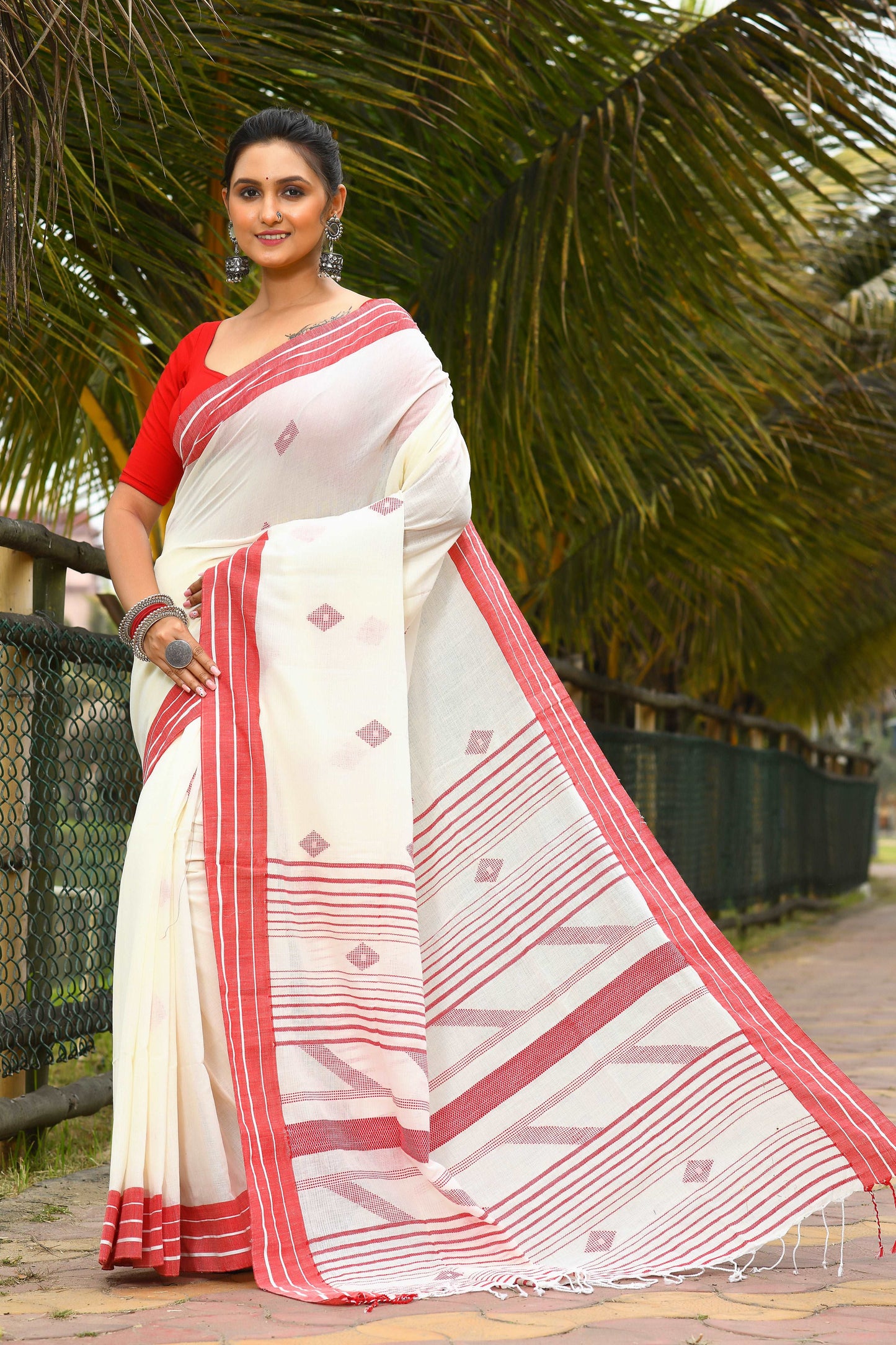 Beautiful White Handloom Cotton Sarees