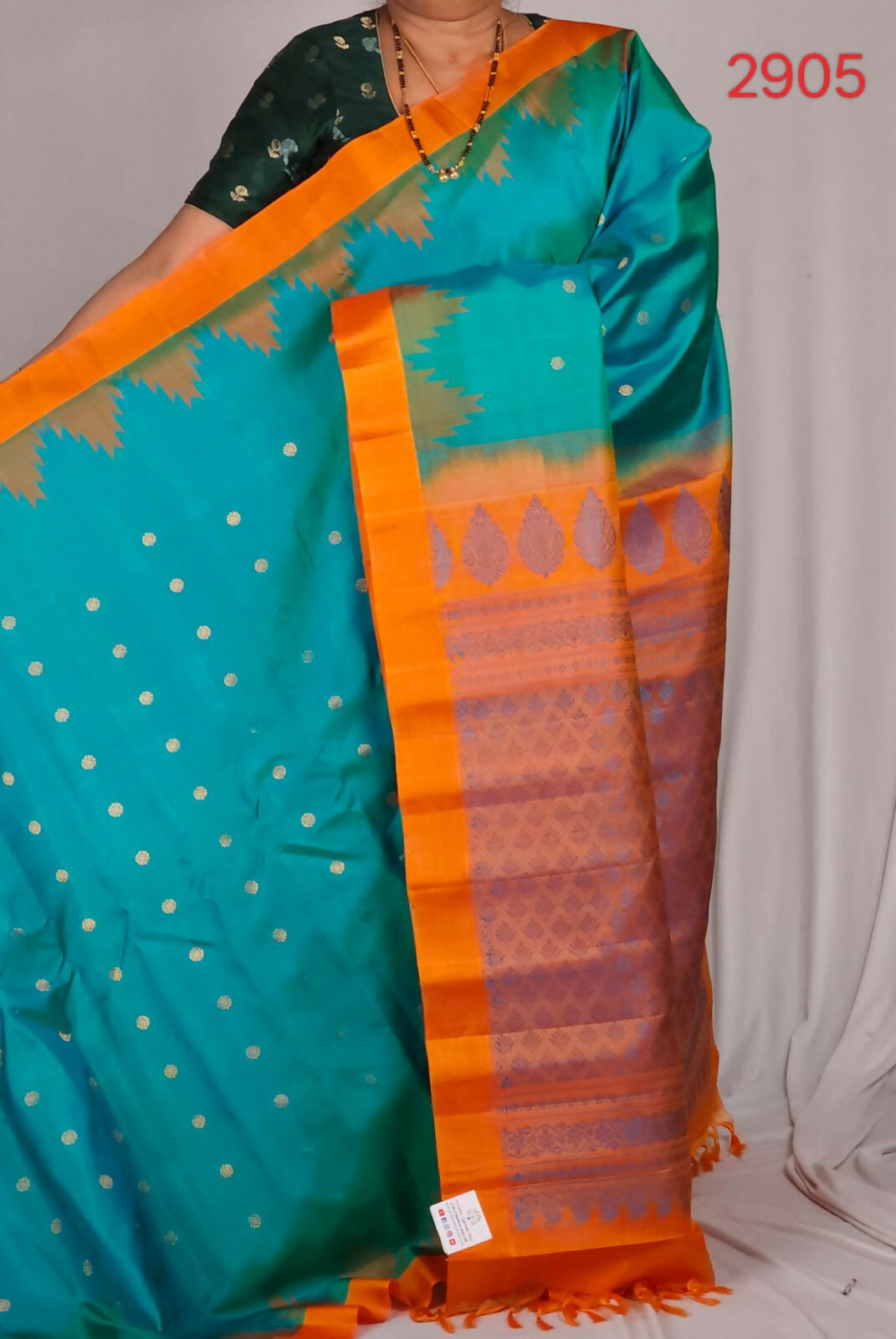 Handloom Gadwal pure silk sarees with kuttu borders contrast pallu and blouse........💛💛💛 Silk mark certified products Price : 23499+ ship each 👇