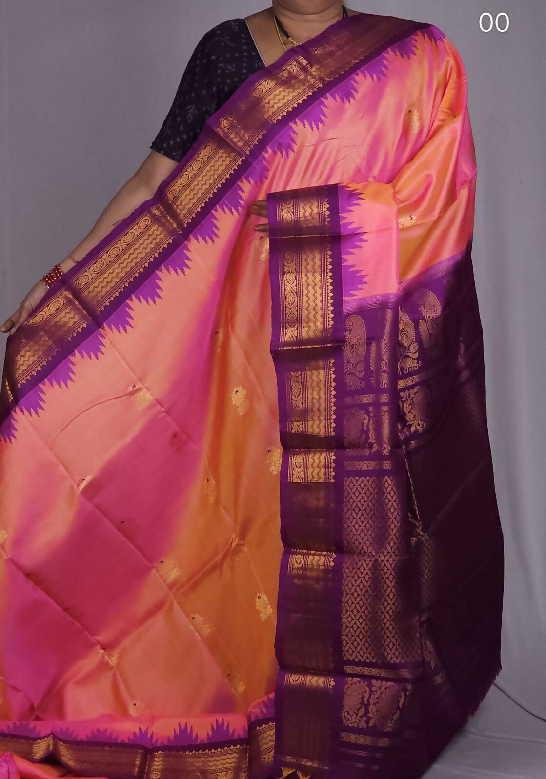 Handloom Gadwal pure silk sarees with kuttu borders contrast pallu and blouse........💛💛💛 Silk mark certified products Price : 23499+ ship each 👇
