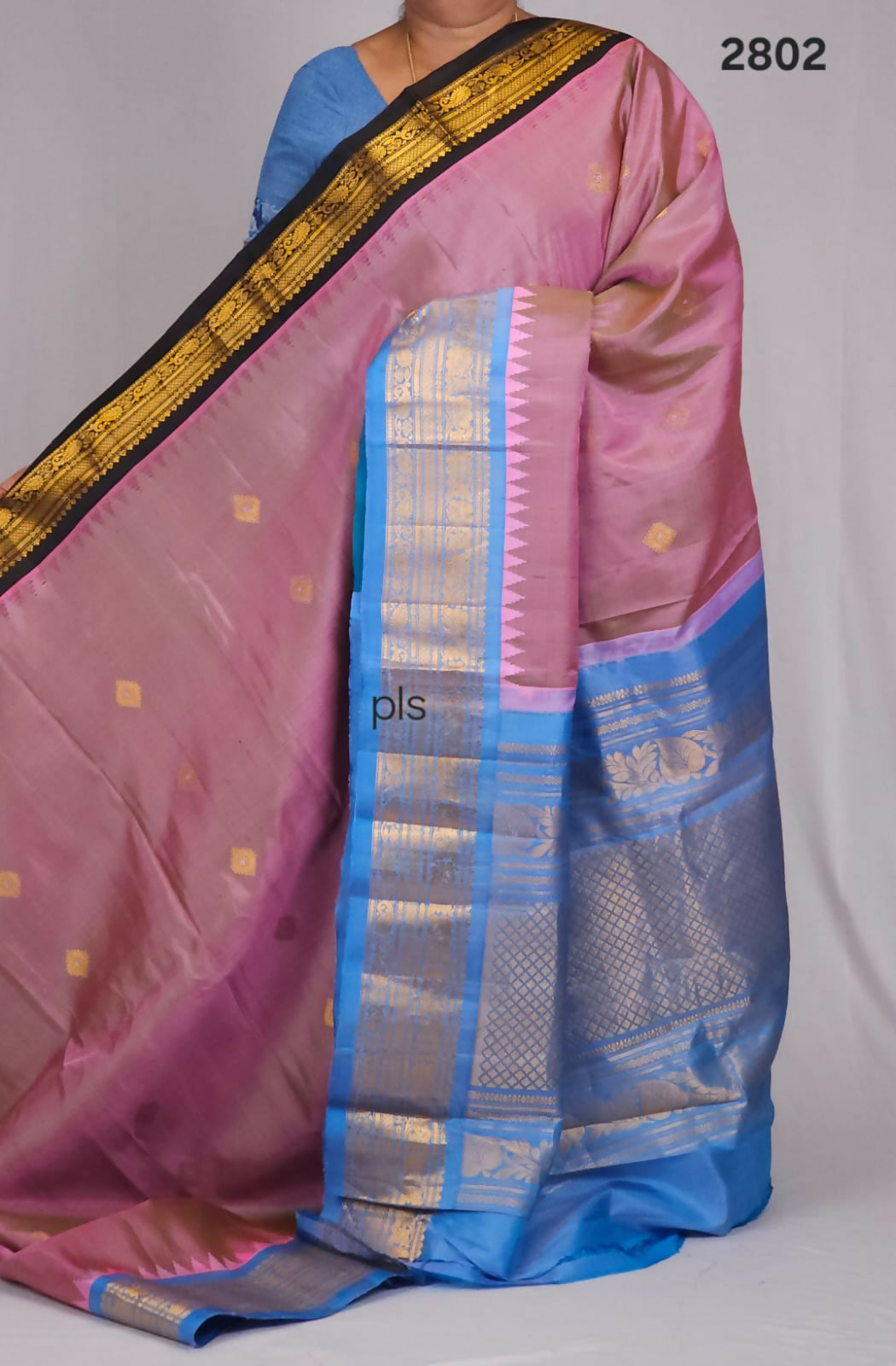 Handloom Gadwal pure silk sarees with kuttu borders contrast pallu and blouse........💛💛💛 Silk mark certified products Price : 23499+ ship each 👇