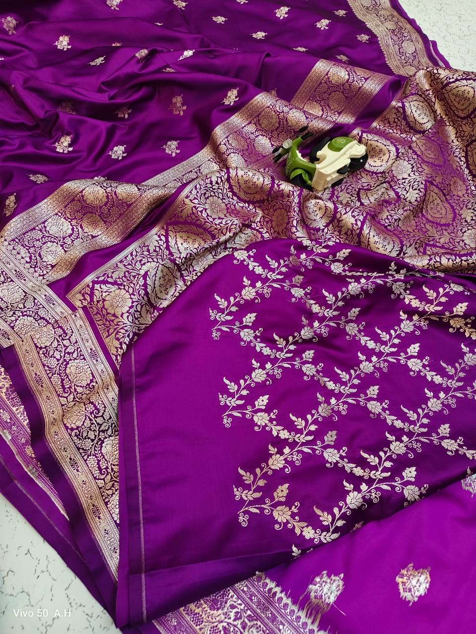 Violet Exclusive Banarasi Silk Sarees - Dailybuyys