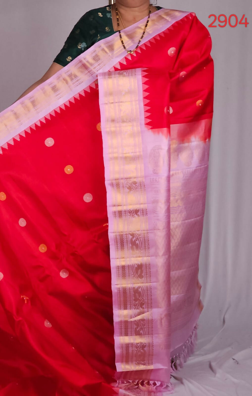 Handloom Gadwal pure silk sarees with kuttu borders contrast pallu and blouse........💛💛💛 Silk mark certified products Price : 23499+ ship each 👇