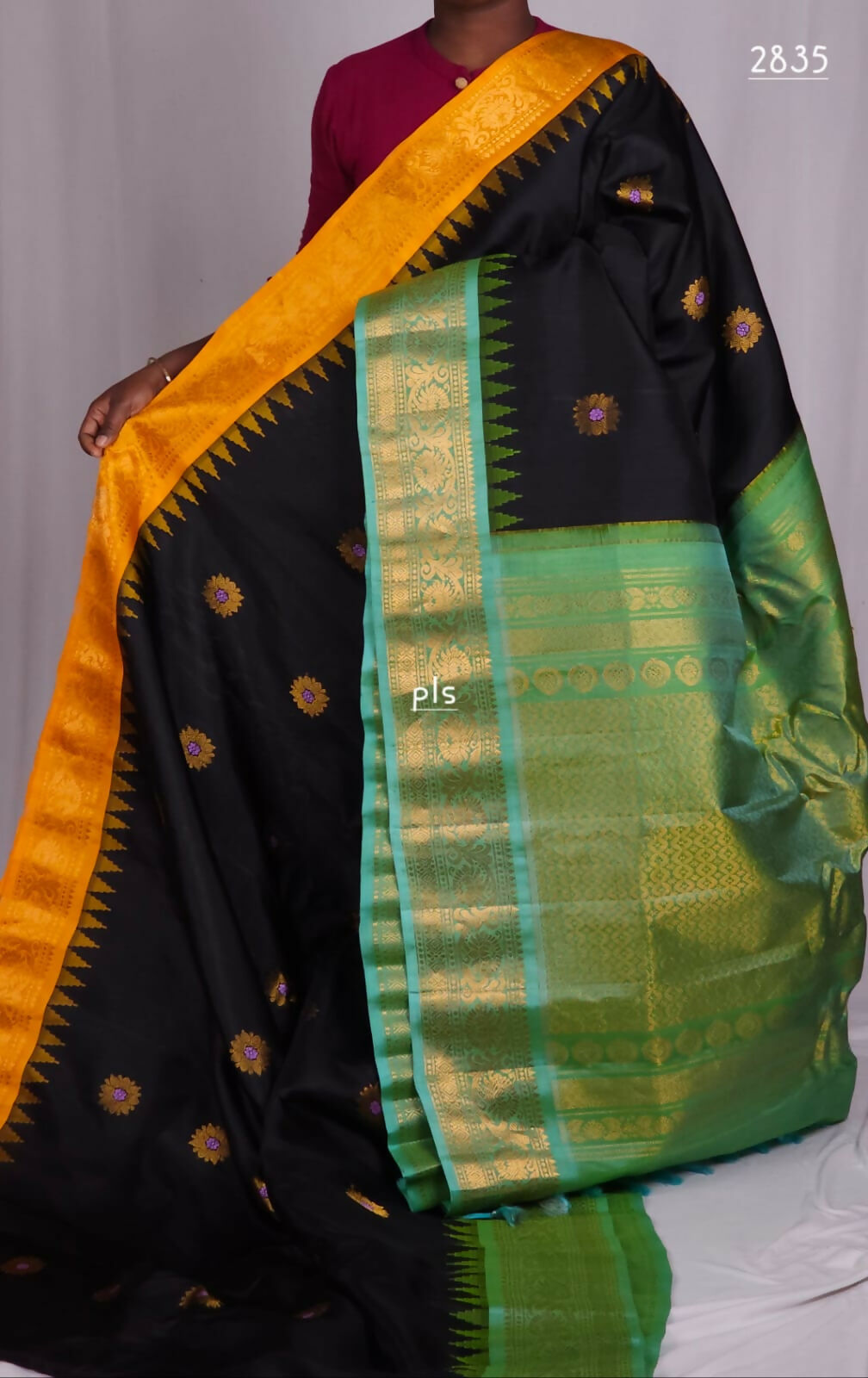 Handloom Gadwal pure silk sarees with kuttu borders contrast pallu and blouse........💛💛💛 Silk mark certified products Price : 23499+ ship each 👇
