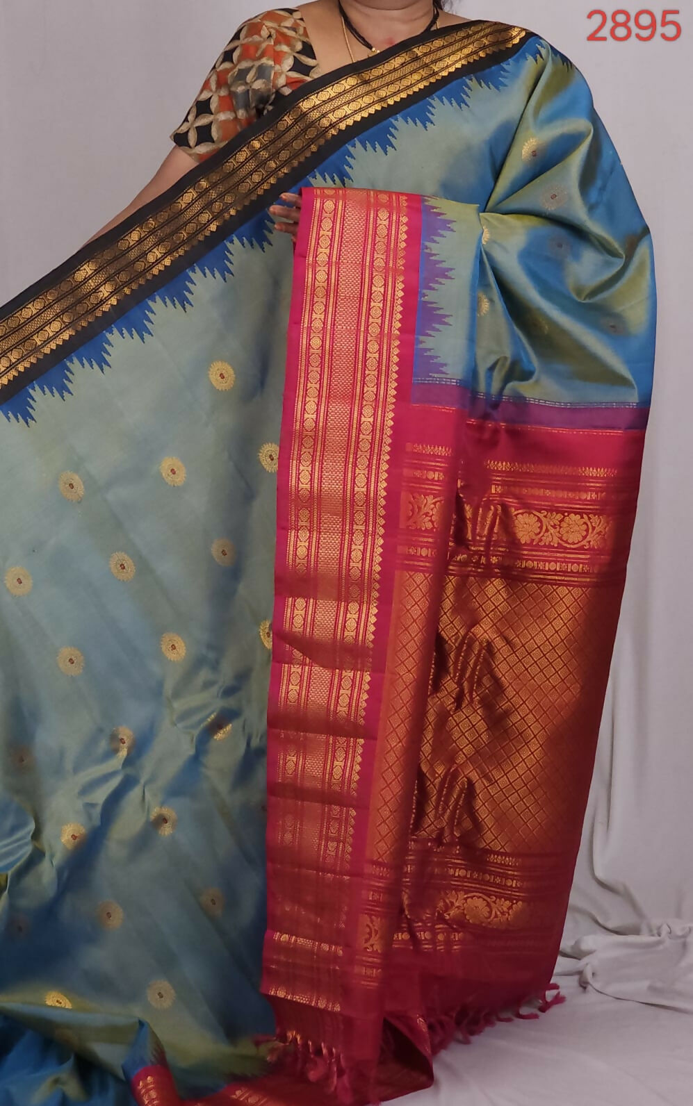 Handloom Gadwal pure silk sarees with kuttu borders contrast pallu and blouse........💛💛💛 Silk mark certified products Price : 23499+ ship each 👇