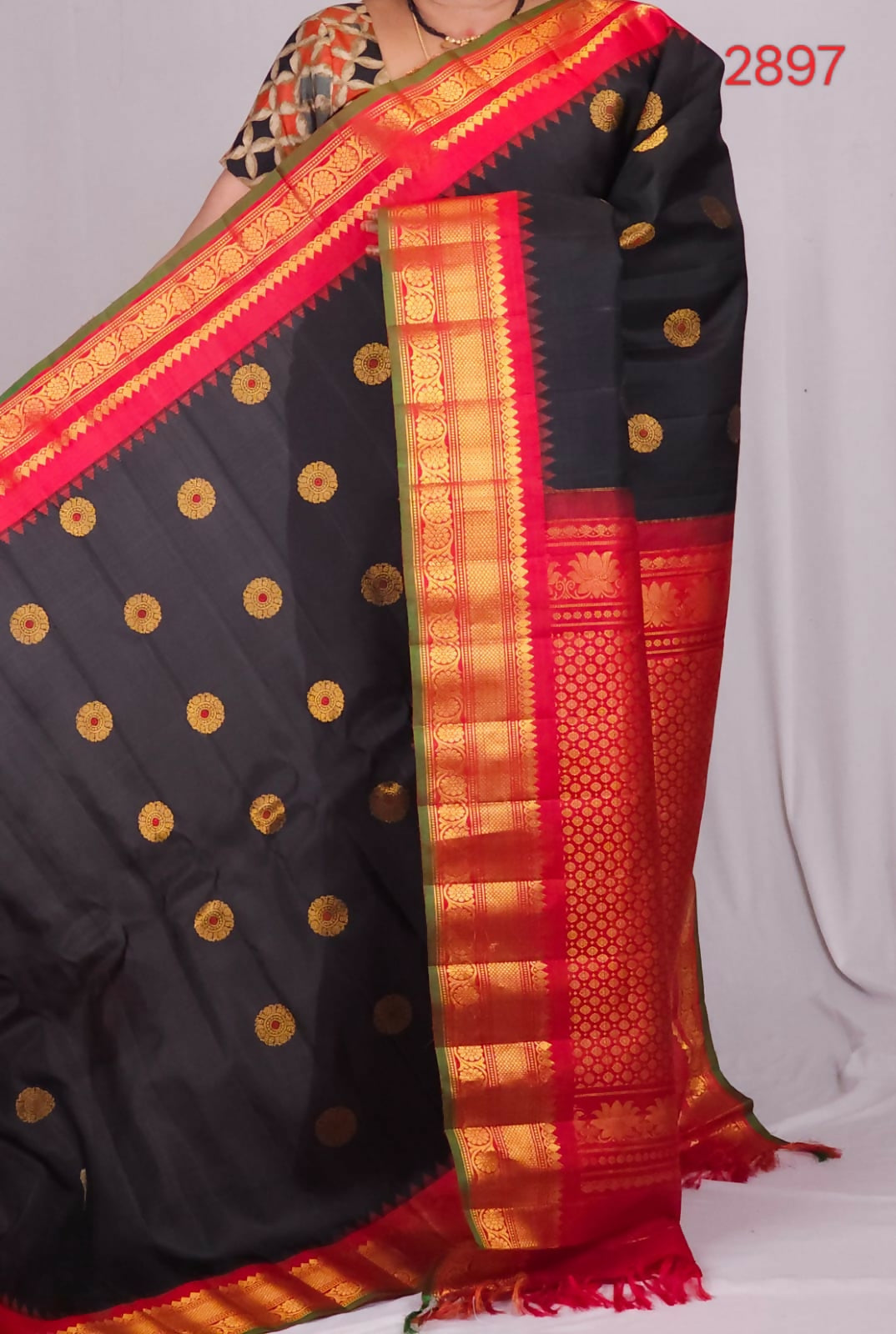 Handloom Gadwal pure silk sarees with kuttu borders contrast pallu and blouse........💛💛💛 Silk mark certified products Price : 23499+ ship each 👇