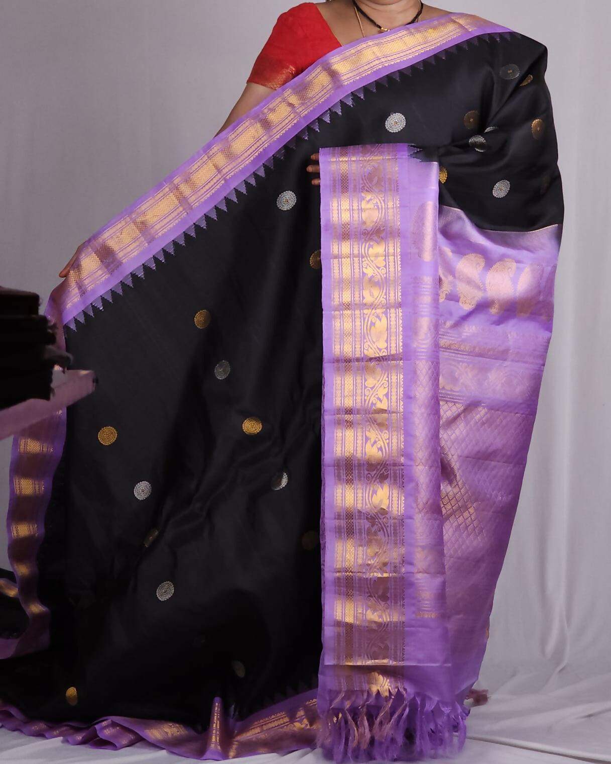 Handloom Gadwal pure silk sarees with kuttu borders contrast pallu and blouse........💛💛💛 Silk mark certified products Price : 23499+ ship each 👇