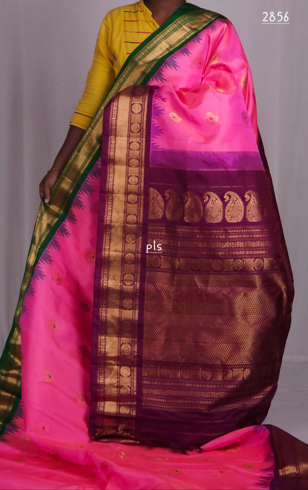 Handloom Gadwal pure silk sarees with kuttu borders contrast pallu and blouse........💛💛💛 Silk mark certified products Price : 23499+ ship each 👇
