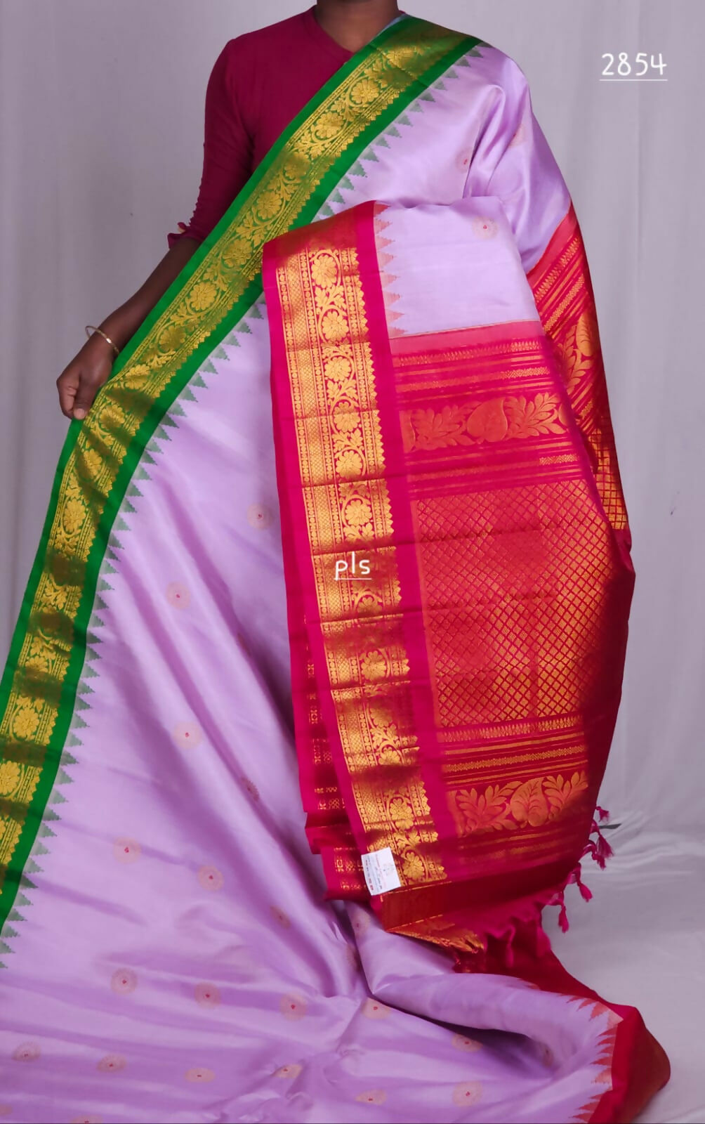 Handloom Gadwal pure silk sarees with kuttu borders contrast pallu and blouse........💛💛💛 Silk mark certified products Price : 23499+ ship each 👇