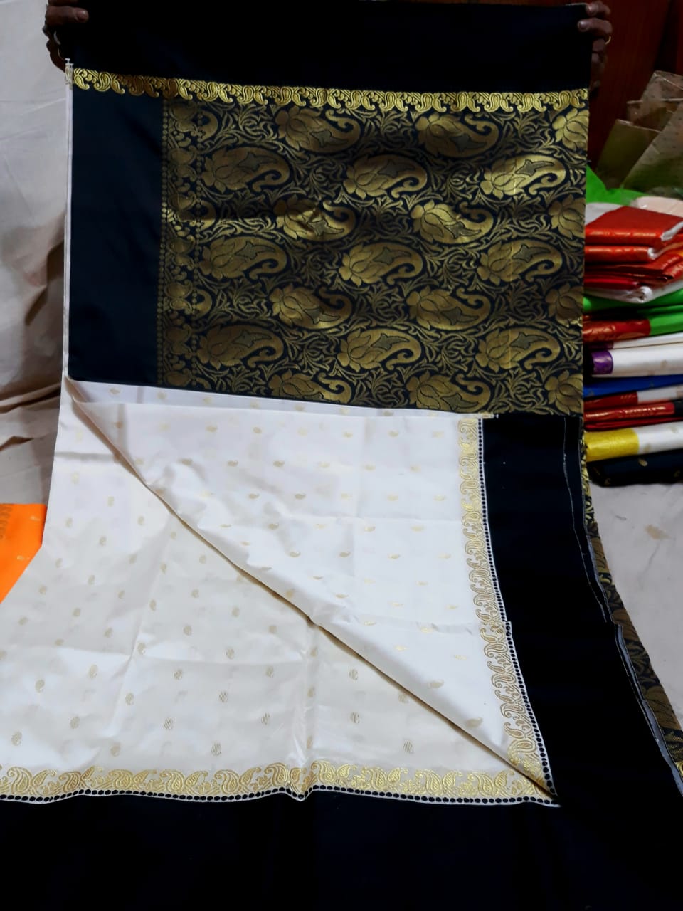 Black White Garad Silk Sarees - Dailybuyys
